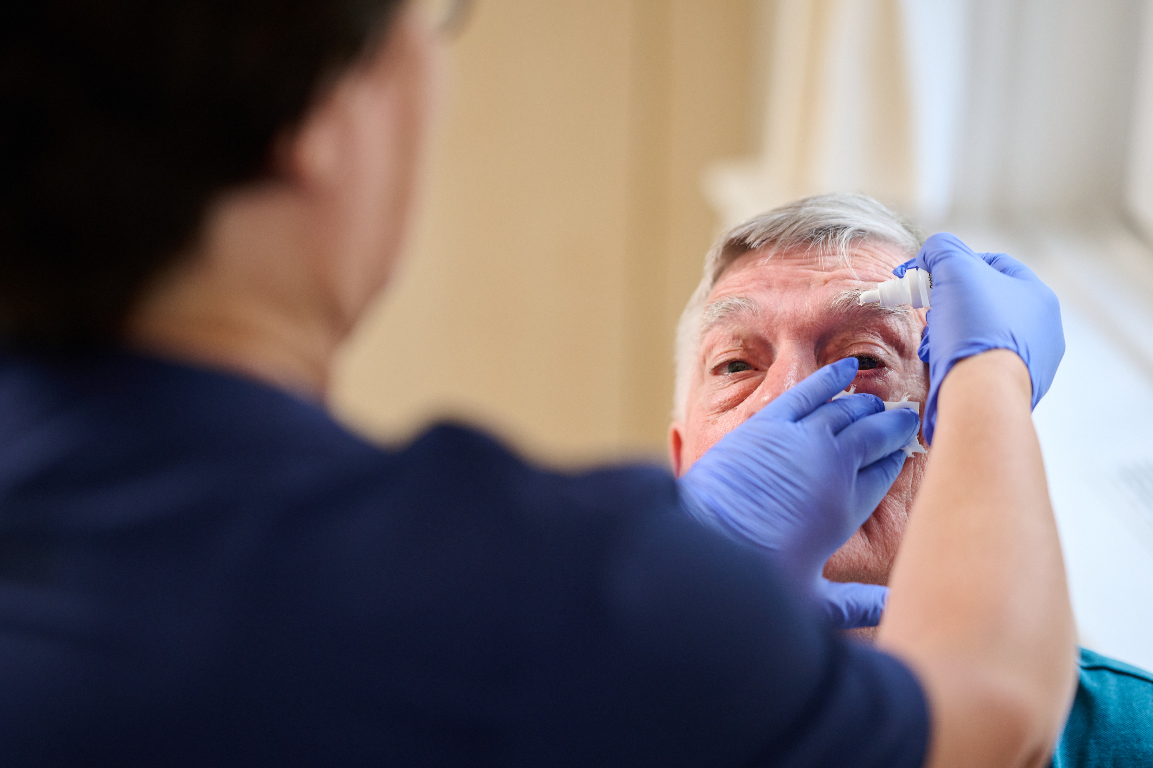 Augentropfen am Patienten in der Klinik Manhagen