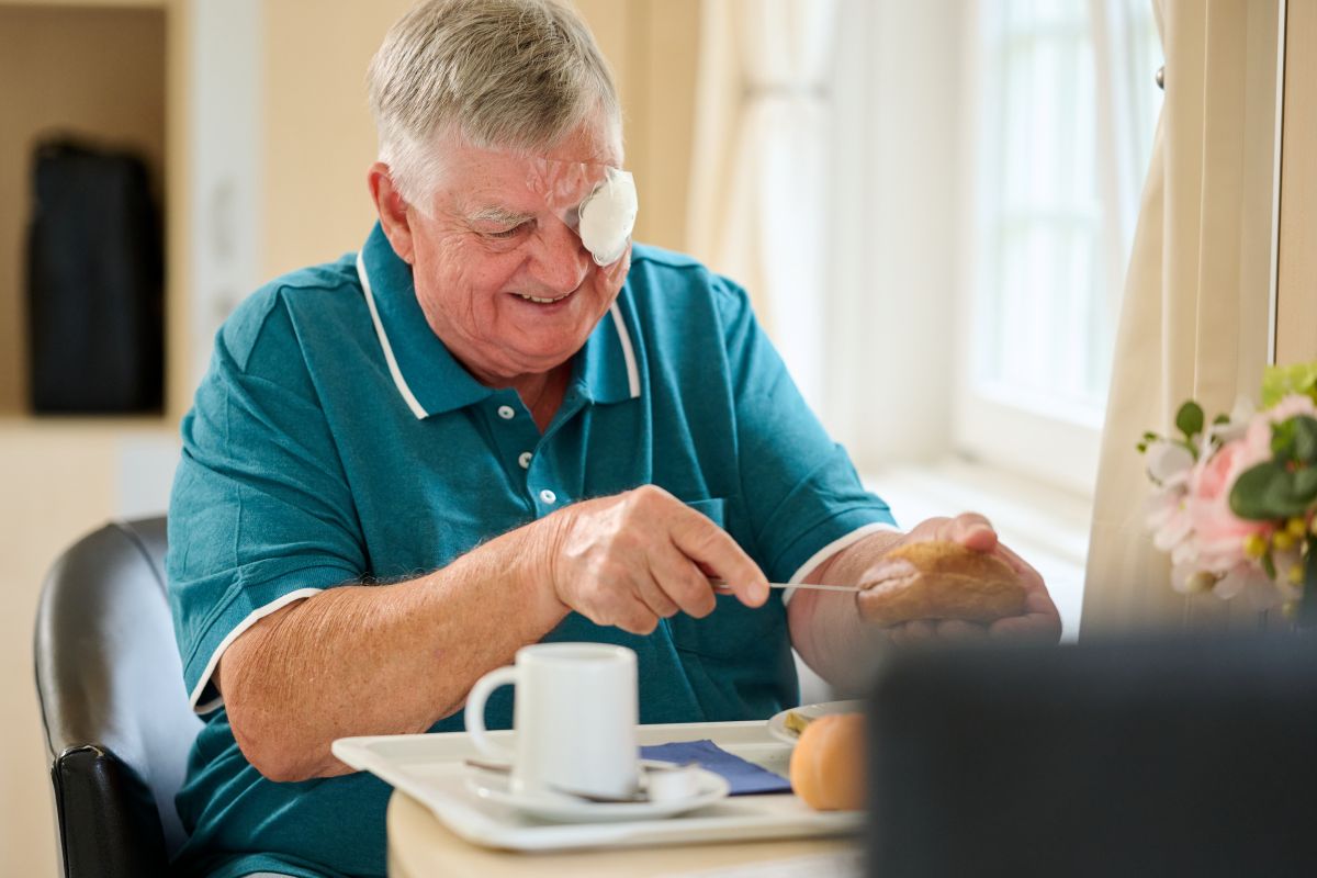 Frühstück im Patientenzimmer der Augenklinik